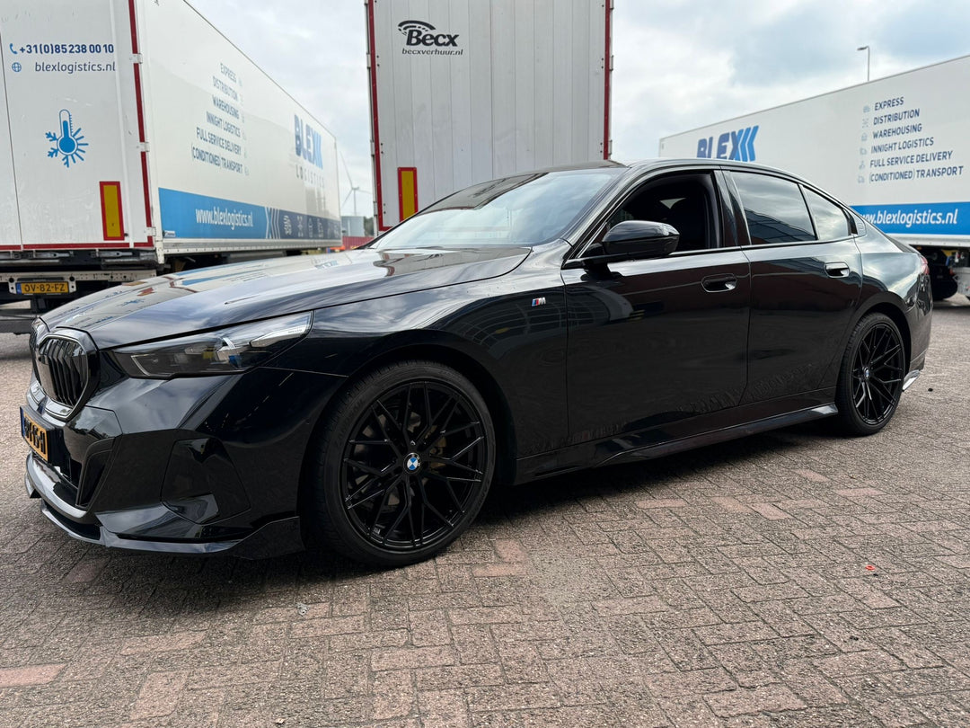 TOWMA. – BMW 5 Serie G60 & i5 (2023+) Gloss Black Bodykit – M Sport Pakket