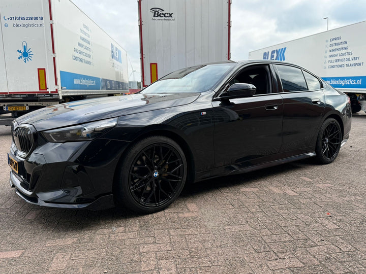 TOWMA. – BMW 5 Serie G60 & i5 (2023+) Gloss Black Bodykit – M Sport Pakket