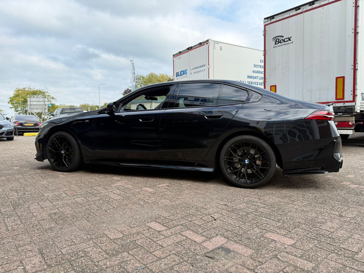 TOWMA. – BMW 5 Serie G60 & i5 (2023+) Gloss Black Bodykit – M Sport Pakket