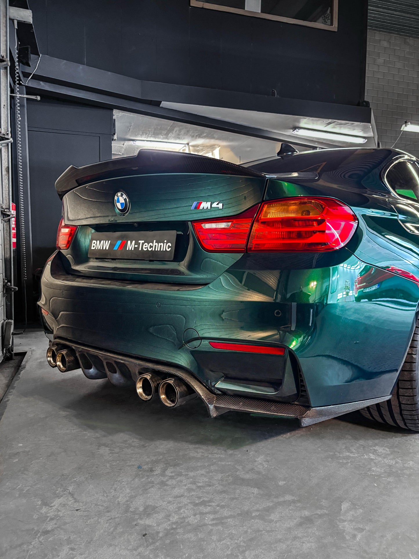BMW M3/M4 F80/F82/F83 V Style Diffusor 1 Satz Kohlefaser