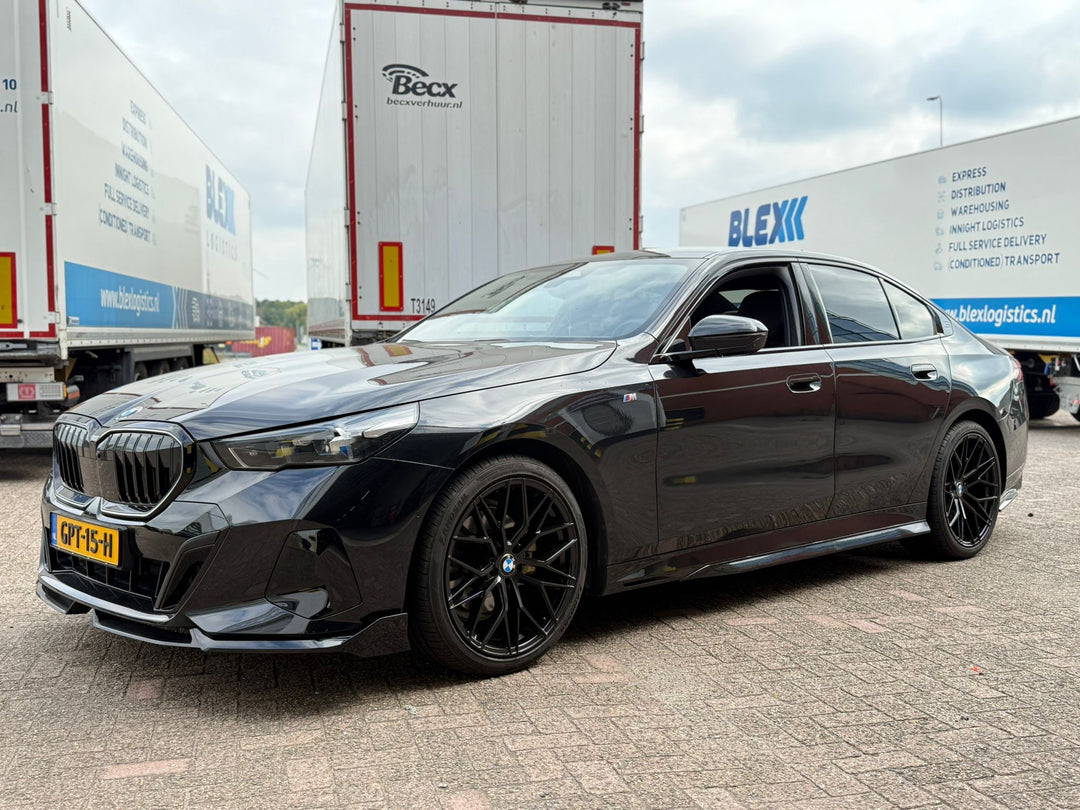 TOWMA. – BMW 5 Serie G60 & i5 (2023+) Gloss Black Bodykit – M Sport Pakket