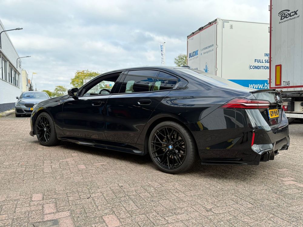 BMW 5 Serie G60 i5 side skirts in hoogglans zwart, afbeelding 2