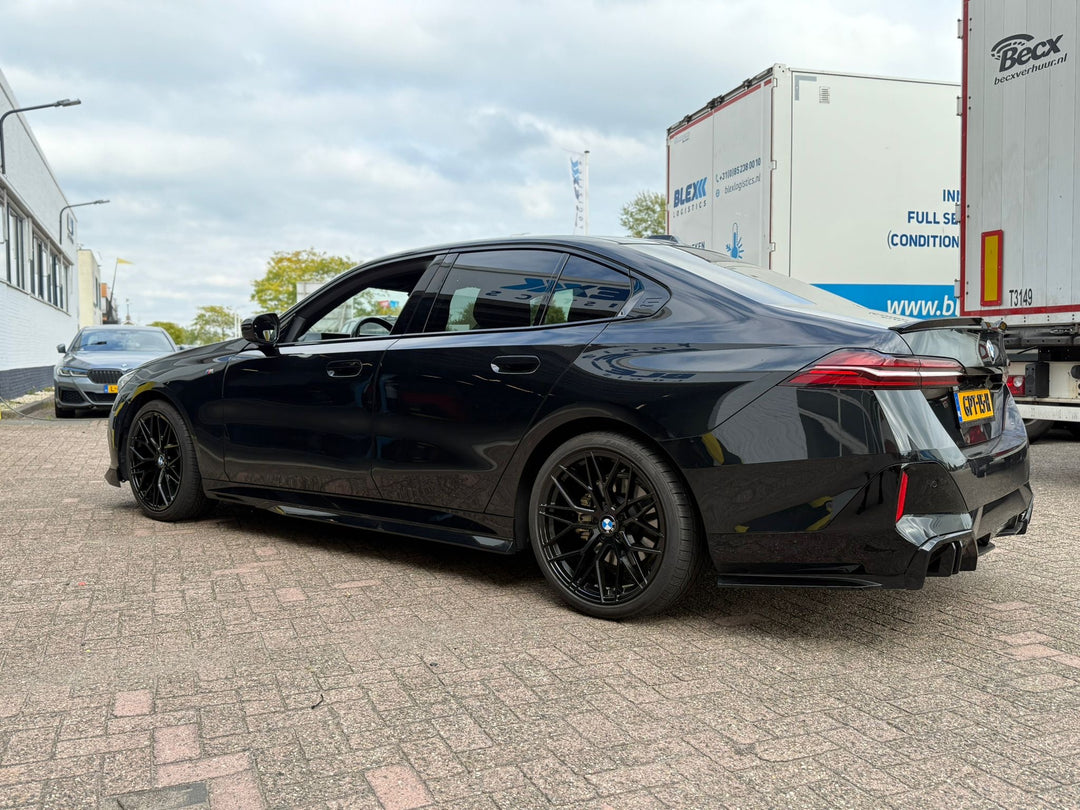 TOWMA. – BMW 5 Serie G60 & i5 (2023+) Gloss Black Bodykit – M Sport Pakket