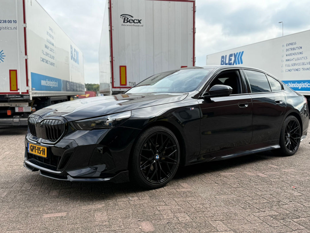 TOWMA. – BMW 5 Serie G60 & i5 (2023+) Gloss Black Bodykit – M Sport Pakket