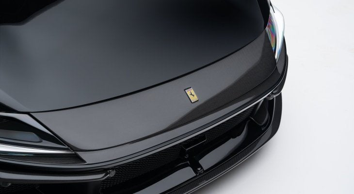 Detailopname Novitec carbon paneel tussen koplampen Ferrari 12Cilindri