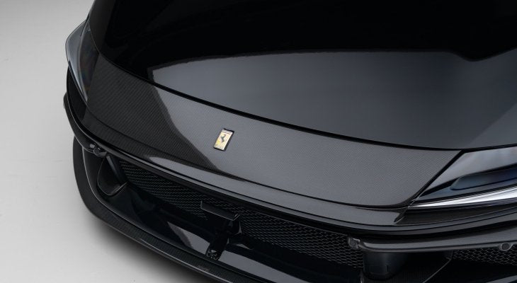 Detailopname Novitec carbon trim centrale luchtinlaat Ferrari 12Cilindri