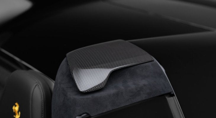Detailopname Novitec carbon afwerking Ferrari 12Cilindri Spider achterzijde