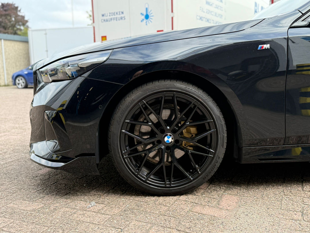 TOWMA. – BMW 5 Serie G60 & i5 (2023+) Gloss Black Bodykit – M Sport Pakket