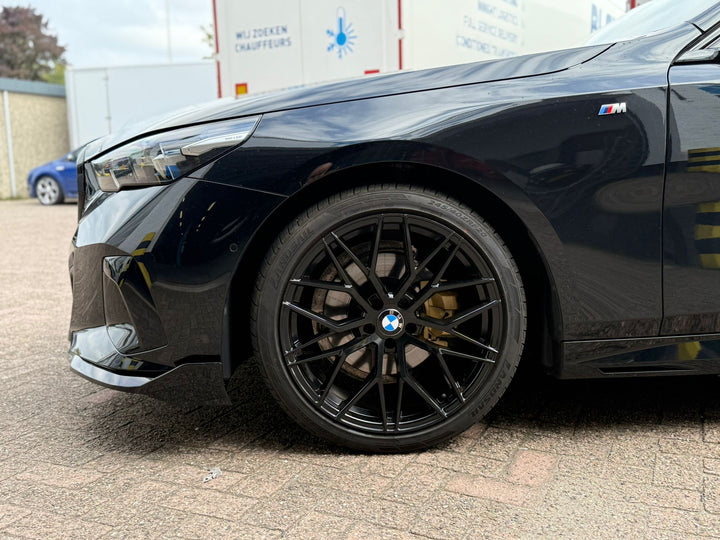 TOWMA. – BMW 5 Serie G60 & i5 (2023+) Gloss Black Bodykit – M Sport Pakket