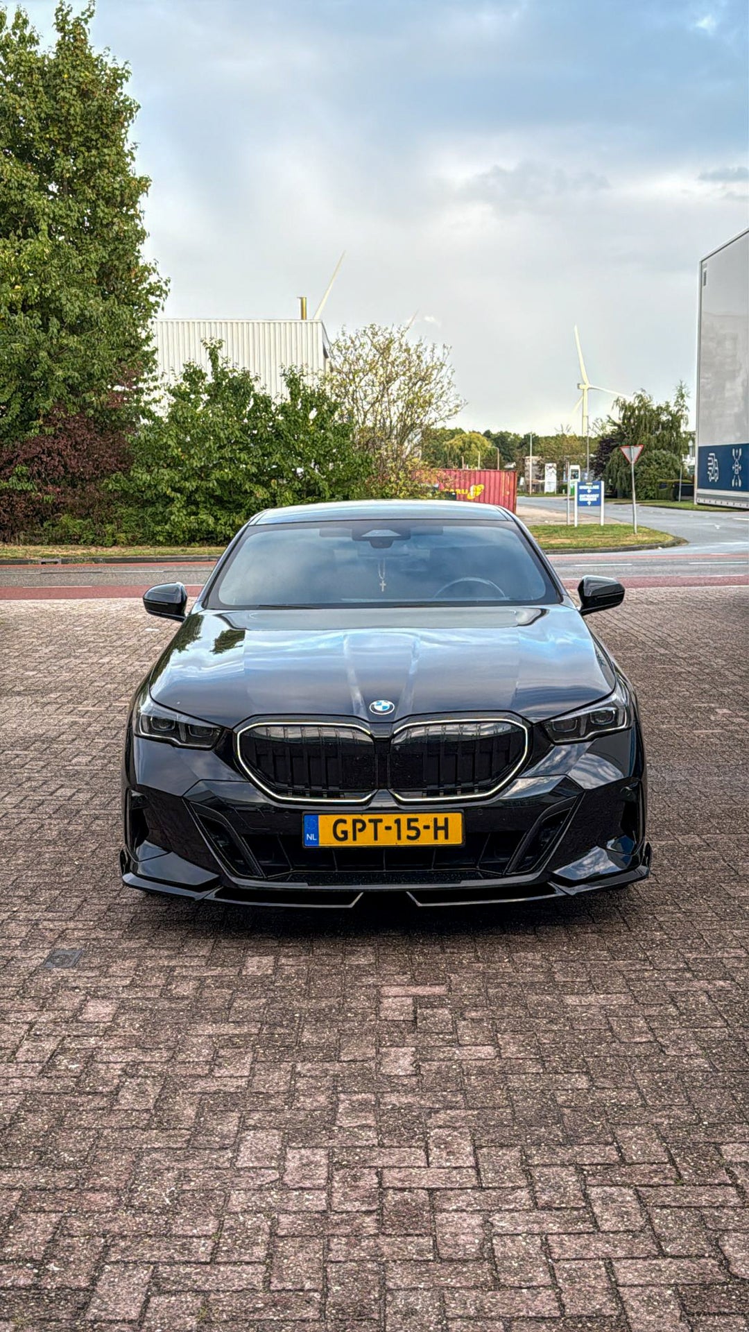 TOWMA. – BMW 5 Serie G60 & i5 (2023+) Gloss Black Bodykit – M Sport Pakket
