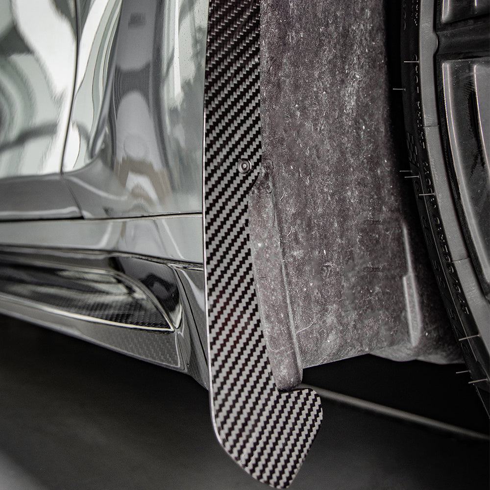 BMW M3 G80 carbon mud flaps gemonteerd