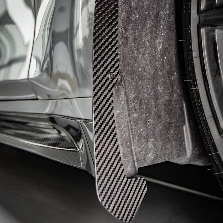 BMW M3 G80 carbon mud flaps gemonteerd